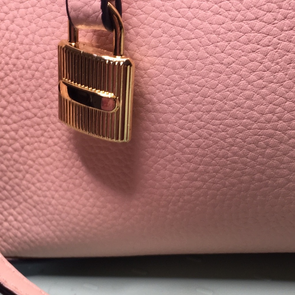 Elegant Pink Leather Handbag with Crossbody Strap - Picture 13 of 13